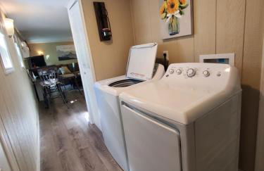 Cheerful Cozy Cottage 2 bedroom 1bath - Photo 10