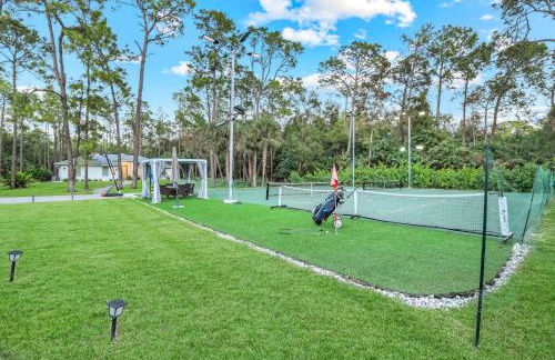 Lux Fam Private Resort Pool Spa, 2 Private Pickleball Courts, Basketball, Ping Pong Table, Mini Golf, Close To Beach & Dining Home Sleeps 8 - Photo 30