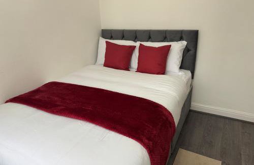 4 Beds House for Families & Contractors with Free Parking - Photo 6