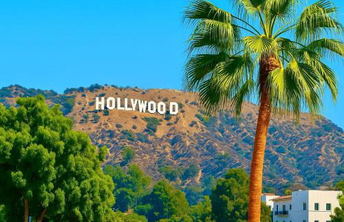 Enchanting Gated Hollywood Hills Oasis with Tranquil Treet-Top Views, Outdoor Living Room and Patios, Magical Zen Garden, Plus Bonus Romantic Guest House and Free Garage in LA's Most Desirable Central Serene Area, Sleeps 8-10 - Foto 35