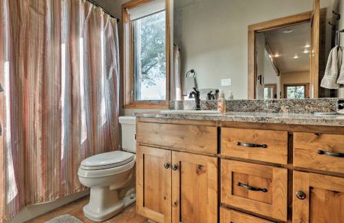 Riverfront Blanco Home with Shaded Porch and Hot Tub - Foto 17