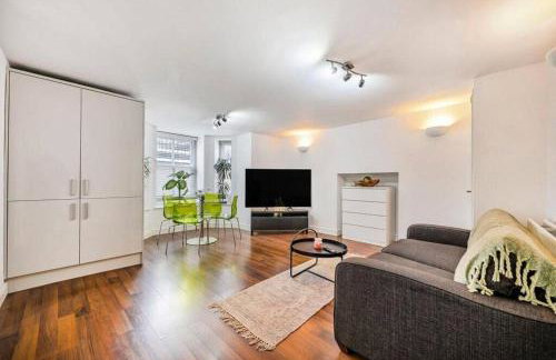 Central 2-Bed, 2-Bath Apartment - Photo 1