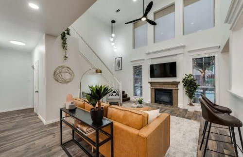 Modern and Luxury DFW Mansion with Backyard Oasis - Foto 13