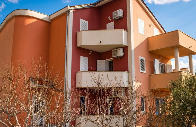 Charming and Tranquil Kastel Gomilica Apartment With Balcony and Patio - Foto 1