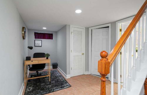 Charming Townhouse Retreat by CozySuites - Foto 21