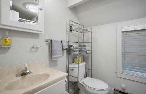 Sweet 1BDR Farm Cottage with Fire Pit and Creek View - Foto 17