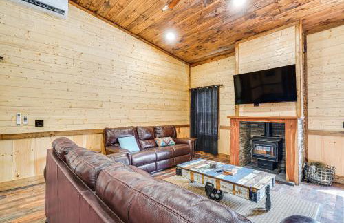 Hot Tub & Mtn Views: Pet-Friendly Englewood Cabin - Photo 4