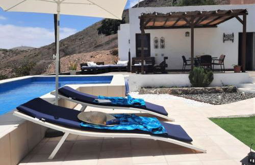 Charming Holiday Home in Arona with Private Heated Pool - Foto 1