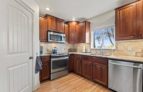 Fire Pit Getaway Shops and Dining 70in TV - Foto 17