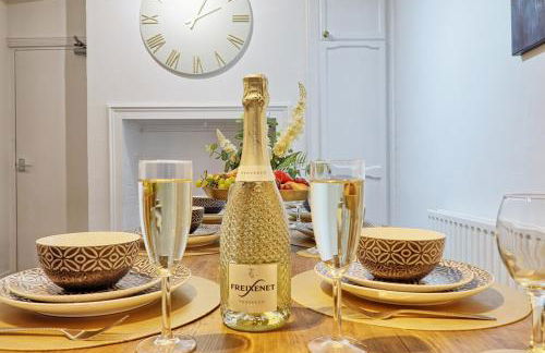 Large 5-Bedroom Home, Perfect for Long Stays & Team Accommodation - Foto 36