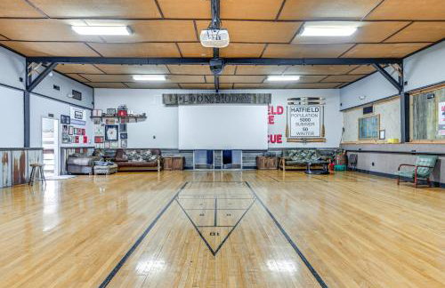 Massive Hatfield Loon Lodge with Roller Rink - Foto 31