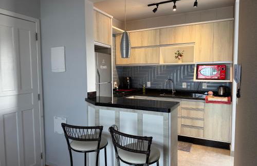 Lindo apartamento completo e com garagem coberta - Foto 1