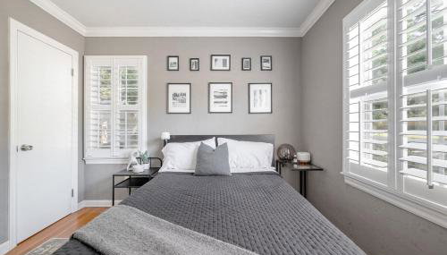 Charming 3BR Home Near DT with King Bed and Fire Pit - Foto 4