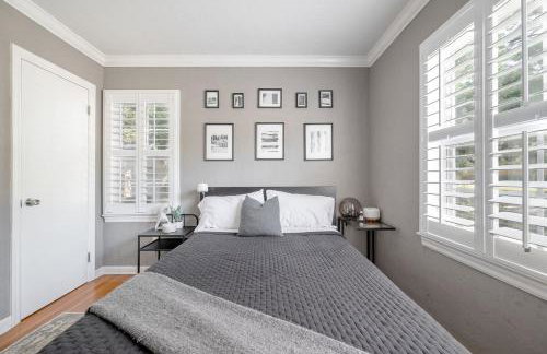 Charming 3BR Home Near DT with King Bed and Fire Pit - Foto 4