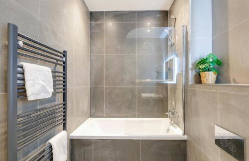 Luxury 5 Bedroom, 4 Bathroom Home in Purley - Foto 48