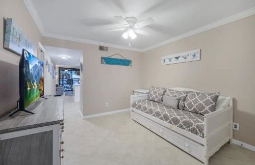 Waterfront Island Oasis! Heated Pool with Stunning View & 2 Full Bath - Foto 26