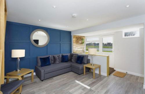 Castle View - 2 Bed Stylish Coastal Port Solent Retreat with Views! Parking, Sleeps 6 - LONG TERM STAY WINTER SPECIAL OFFER- By Blue Puffin Stays - Photo 6
