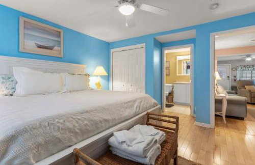 Stay Steps from Beach with Pool AC Parking - Foto 11