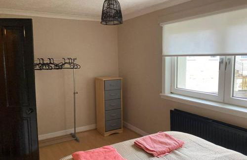 Budget friendly apartment with stairs Near Glasgow airport and Loch Lomond - Foto 13