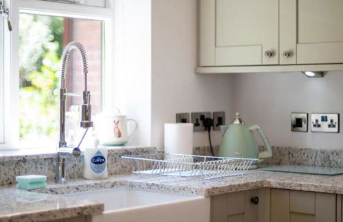 Country Crabtree Bungalow with large wild garden - Photo 36