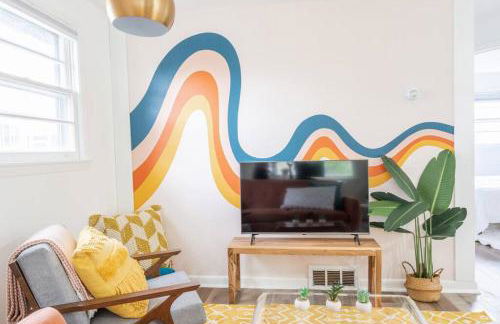 Retro Retreat: 1br home w/ WFH desk, livingroom, and fire pit - Foto 15