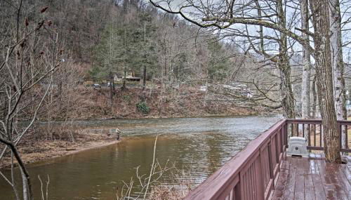 Riverfront Elkins Home with Fireplace and Deck! - Foto 2