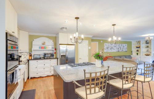 Spacious Stockbridge Manor Pool Table, 2 Kitchens - Foto 11