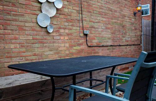 Pass the Keys Spacious and modern house with Free Parking - Photo 58