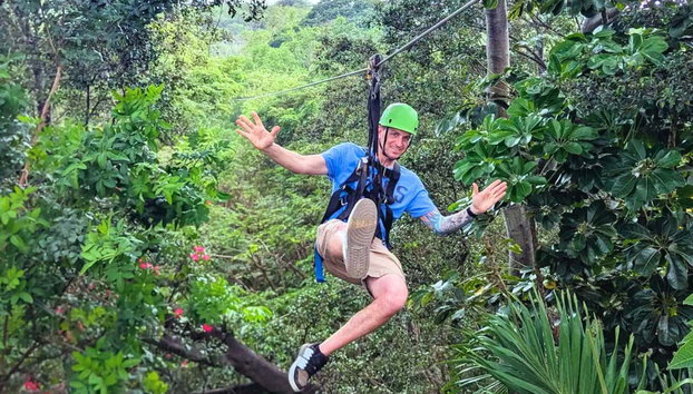 Tirolina en Kapolei - Foto 5, Recorriendo en tirolina la selva