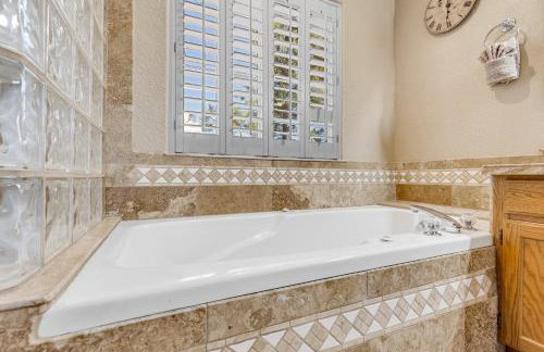 ACE - A Hole in One Right on the Golf Course Hot Tub Mt Views Pines - Foto 22