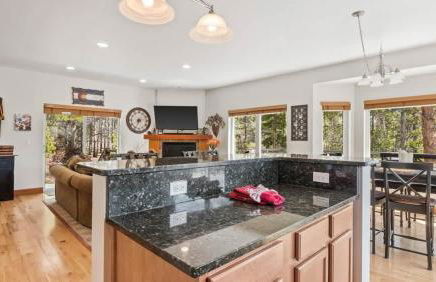 New Listing - Doc's Place - Beautiful Hot Tub Views - Foto 16