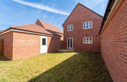 Charming 4 Bedroom House for 8 - Family Friendly - Fast WiFi - Parking - Photo 33