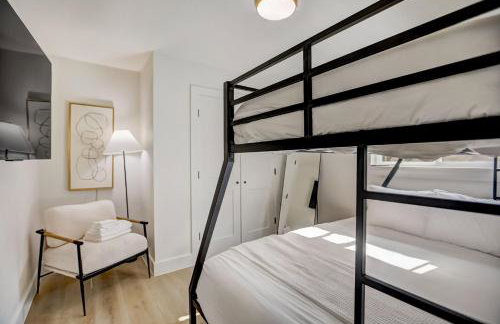 Custom Designer Home. Sleeps 9. Close to domain Q2 - Foto 12