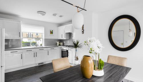 Luxurious 3 Bed House with Free Parking, Sky TV, Movies & Netflix - Foto 2