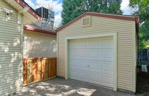 East Sac Getaway, Walking Distance to Hospitals - Photo 32