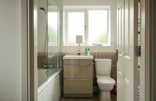 Modern 3-Bedroom Home in Quiet Cul-de-Sac w Parking by Rework Accommodation - Foto 24