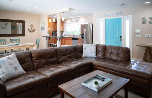 Charming Beach House w/Private Pool Paradise~WALK TO BEACH - Foto 9