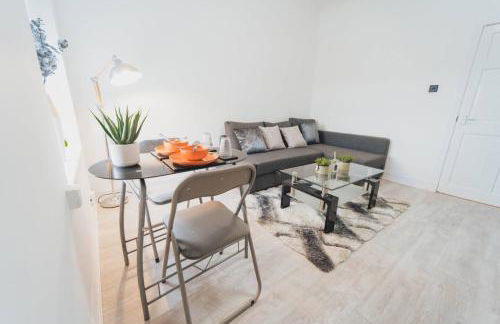 Top Floor 1BR Wishaw Flat with Parking - Foto 15