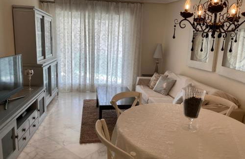 Elegant 2-Bedroom Apartment in Benidorm with Private Pool and Scenic Garden Views - Photo 10