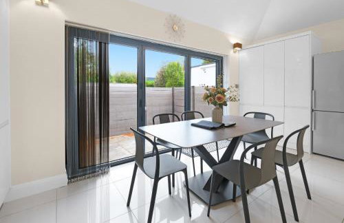 Modern Comfort 2-Bedroom, 2-Bathroom House - Photo 9