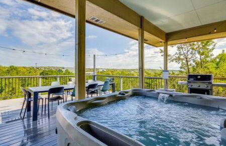 The Outlook - Spa and deck views of Hill Country - Foto 3