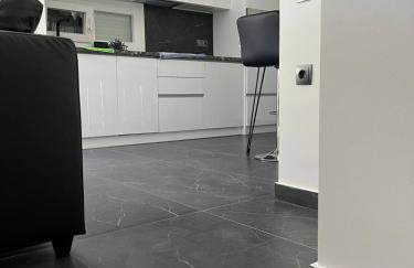 Modern Garden Apartment - City & Mountain View - Foto 15