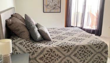 Elegant 2-Bedroom Apartment in Benidorm with Private Pool and Scenic Garden Views - Photo 2