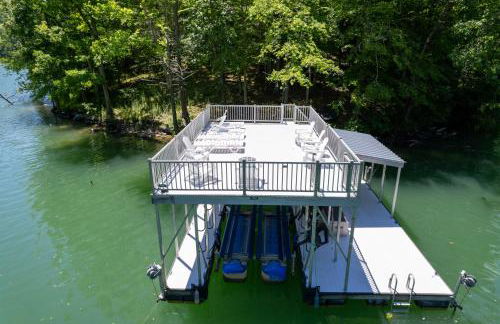 Secluded Lakefront Escape w Private Dock, 600ft Shoreline and Views, Sleeps 13 - Foto 21
