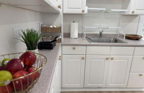 Stylish 3BR Revere Home Sleeps 8 Near Boston, Revere Beach and Airport - Foto 7