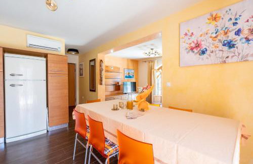 Charming Orange Apartment with Private Pool and Garden Oasis - Foto 11