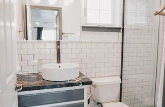 Gorgeous Upstairs Studio with Patio and Laundry - Foto 13