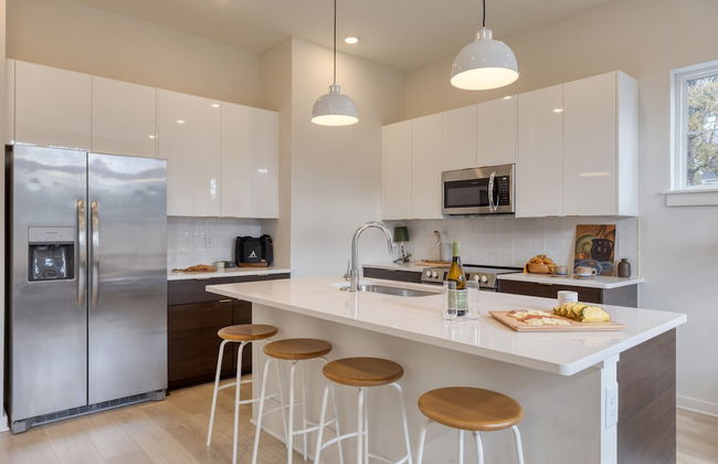 The Stage by Avantstay Chic 4bdr w Covered Balcony Modern Newly Built - Photo 17