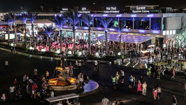 Vue sur la place Soho illuminée