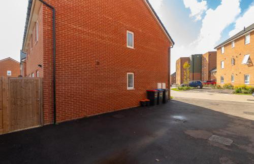 Modern Spacious 3 Bedroom House in Canterbury with En Suite and Free Parking Perfect for Contractors & Families - Photo 43